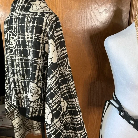 Black and Cream Plaid Shawl with Camelia floral Design - Picture 4 of 11